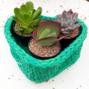 CACHEPÔ NO FORMATO DE CORACAO EM FIO DE MALHA VERDE ( SEM PLANTAS)