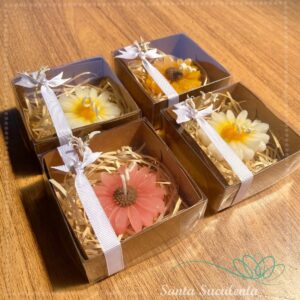 VELA MARGARIDA COM CAIXINHA  8X8X4 cm CADA