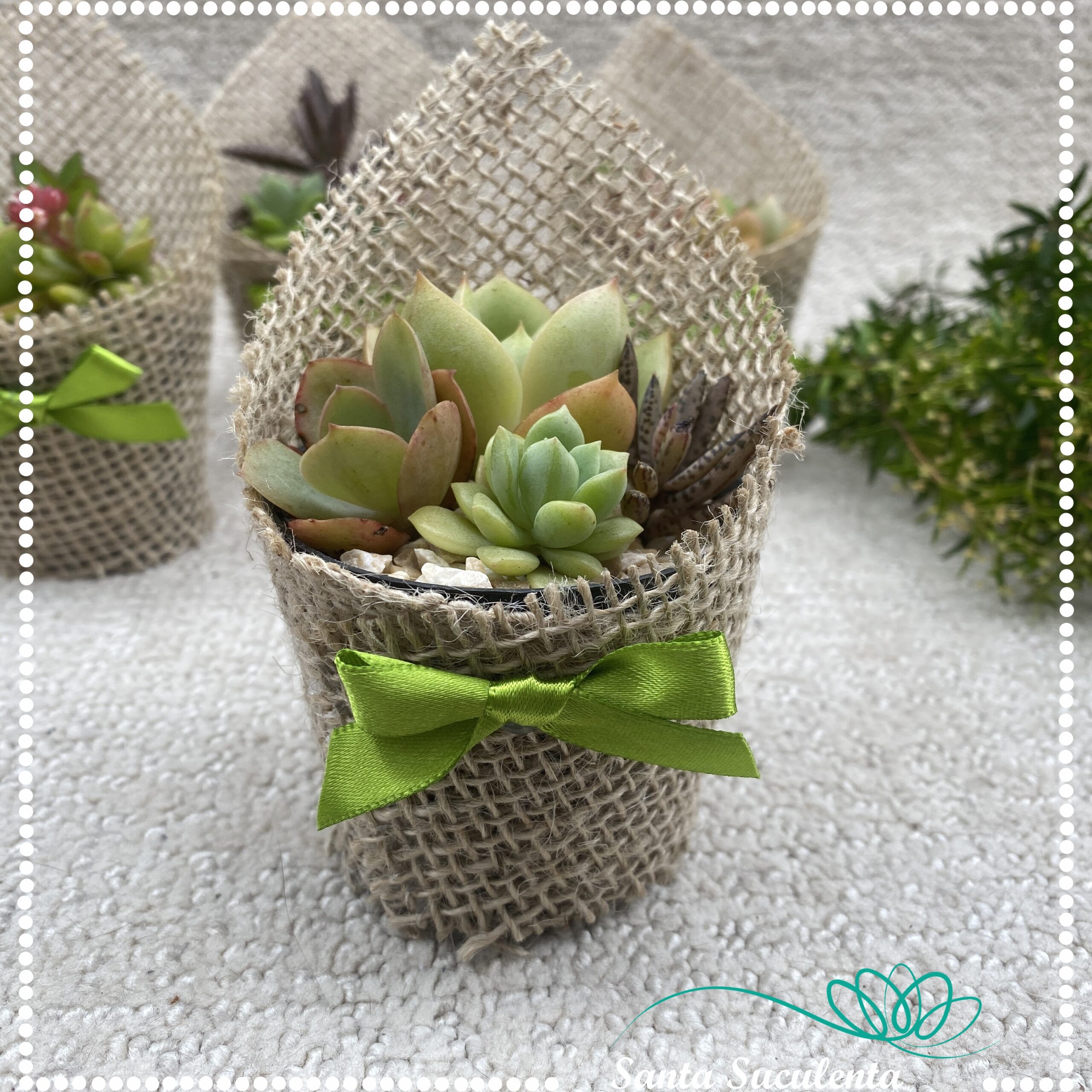 LEMBRANCINHA CACHEPÔ JUTA COM LAÇO  DE FITA